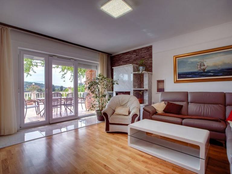 Apartment with terrace, BBQ & pool in Rab