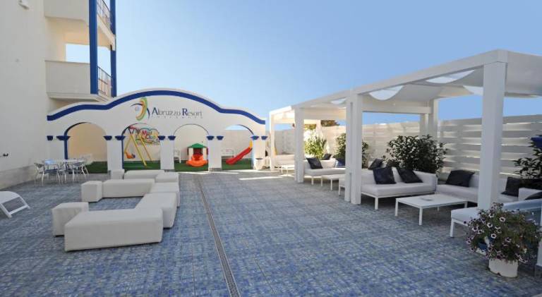 Serviced apartment with pool, garden & patio — photo 5