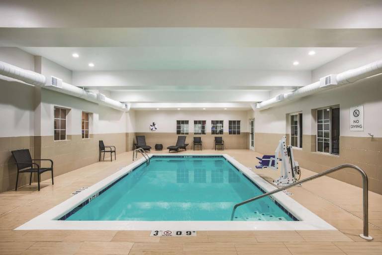 La Quinta Inn & Suites by Wyndham Chambersburg — photo 4