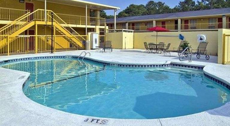 Econo Lodge Inn & Suites Columbus near Fort Benning — photo 2