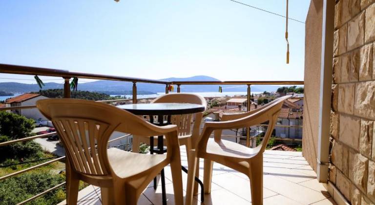 Apartment with grill, yard & terrace — photo 3