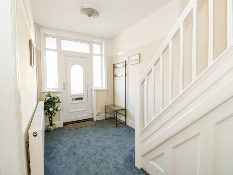 Family-oriented nice cottage with yard | Beach view | Pets allowed — photo 3