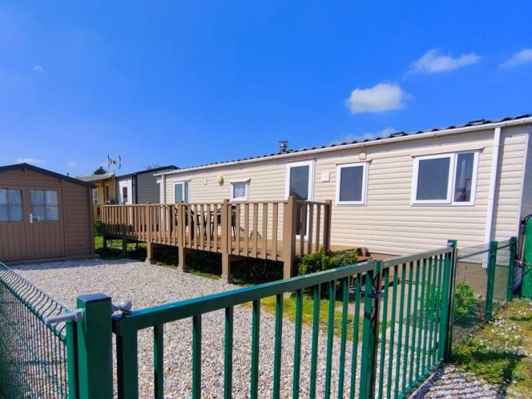 Mobile home with heated pool & patio | Pet-friendly — photo 4