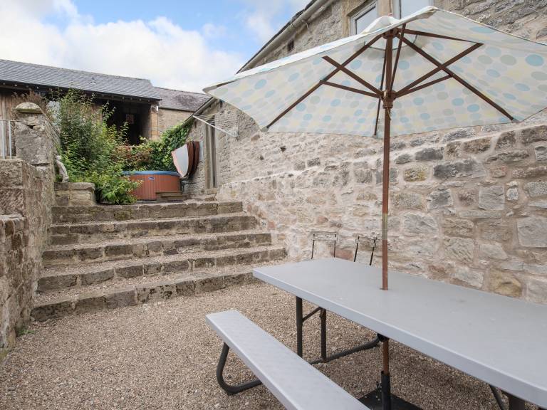 Cottage with terrace, sauna & pool in Bakewell