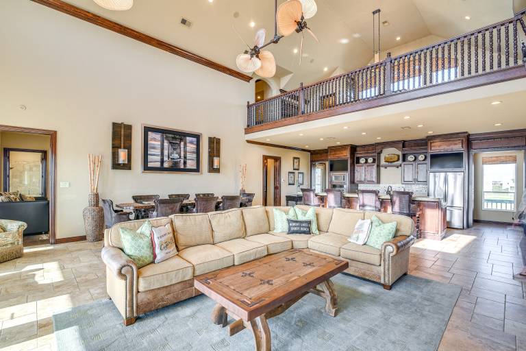 Beachfront Group Getaway on Bolivar Peninsula — photo 3