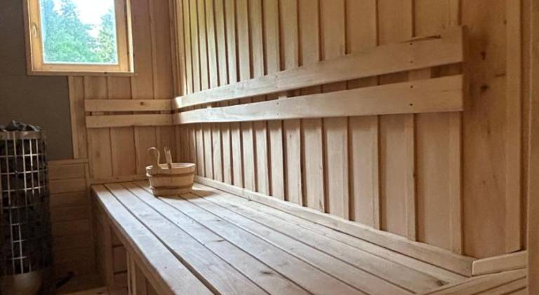 Chalet with hot tub & sauna — photo 4