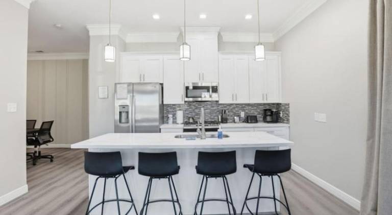 O30A Single-Story 2BR Townhome w King Beds, Workspace, Yard — photo 3