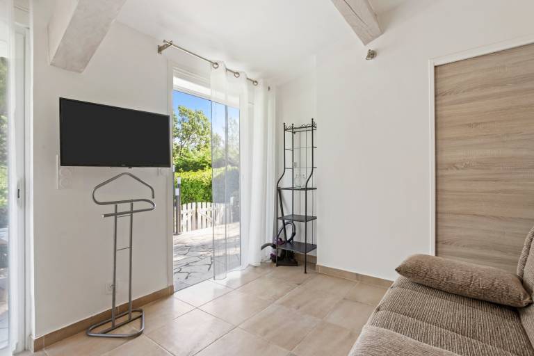 Studio Apartment 'Les Cyclamens - Les Oliviers' with Shared Pool, Wi-Fi and Air Conditioning — photo 5