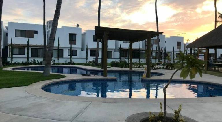 Vacation home with pool — photo 5