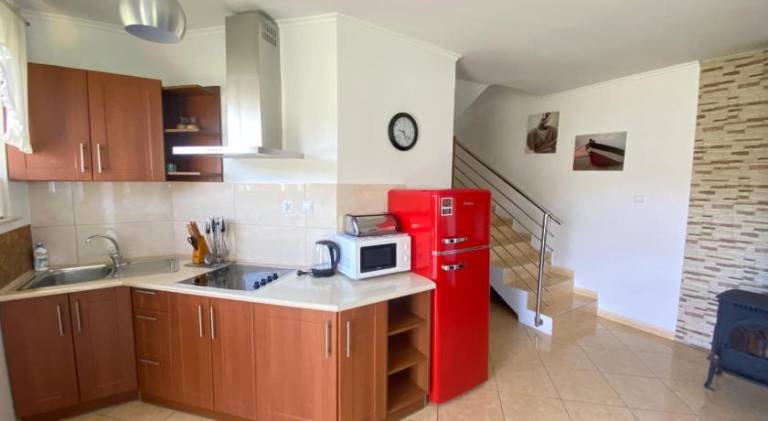 Lodge with terrace & yard | Pets allowed — photo 4