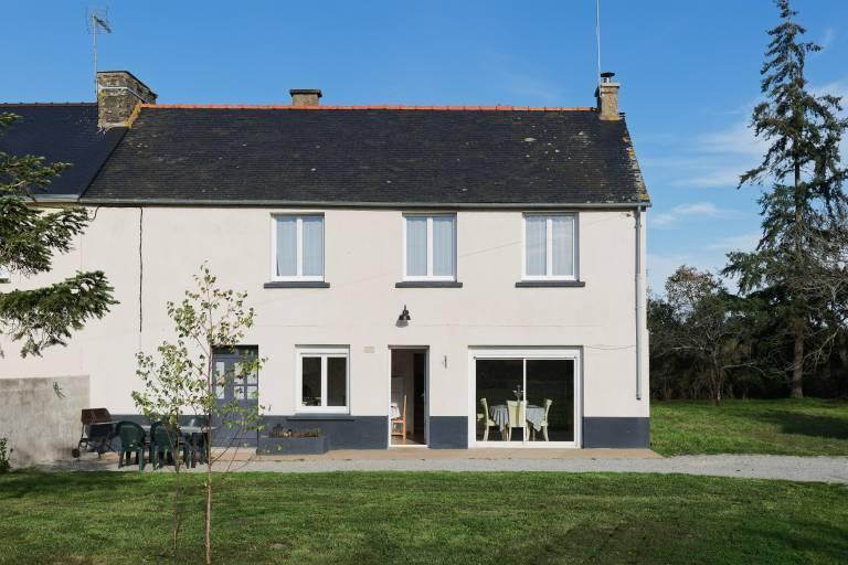 Holiday Home “La Clairière de Merlin” with Private Terrace, Garden & Wi-Fi in Pontivy