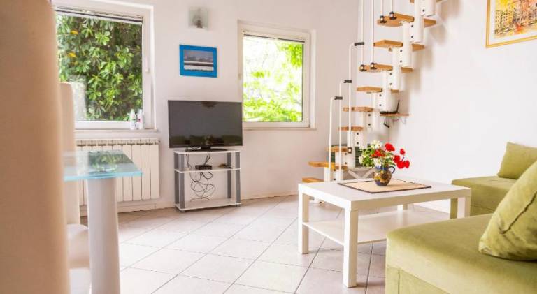Apartment with garden, BBQ & patio in Piran