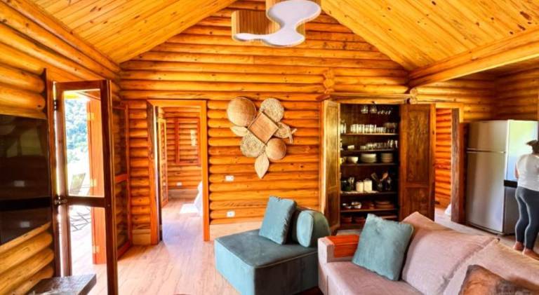 Vacation home with terrace, barbeque & yard | Suitable for remote work in Cunha