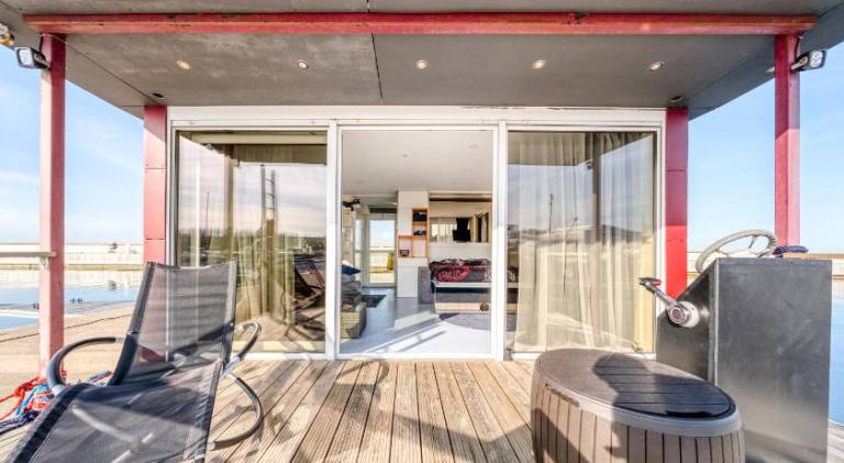 Cozy Floating house with sauna in Tallinn