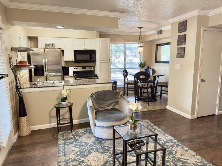 I02 –World Cup Stay - 18 min to AT&T - Sleeps 4 - Free Parking — photo 2