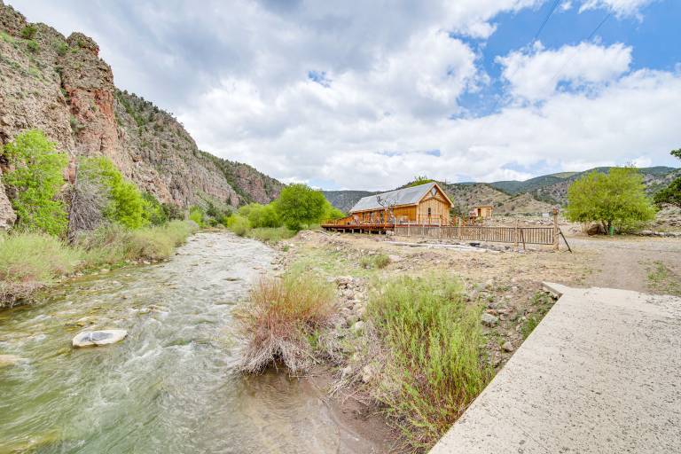 Creekside Cabin w Deck & Views in Panguitch