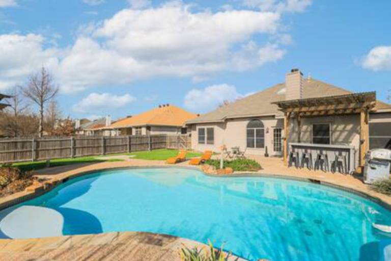 Elite 4BR/2B Home with Hot Tub, Pool, and BBQ — photo 5