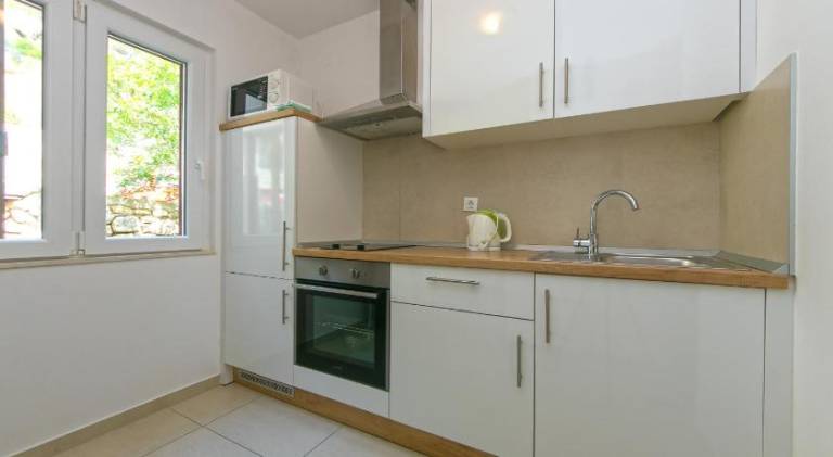 Rental apartment with yard & patio — photo 3