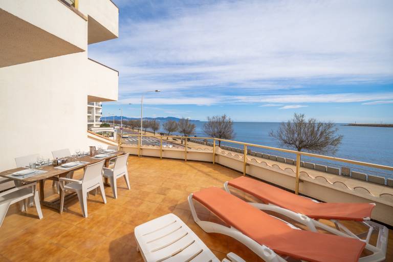 Apartment with terrace, pool & garden — photo 3