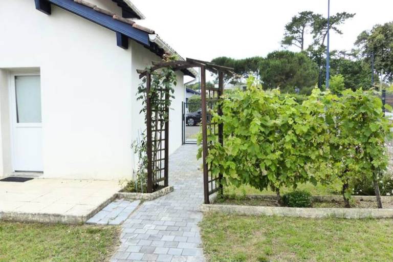 Holiday apartment with terrace & garden — photo 2