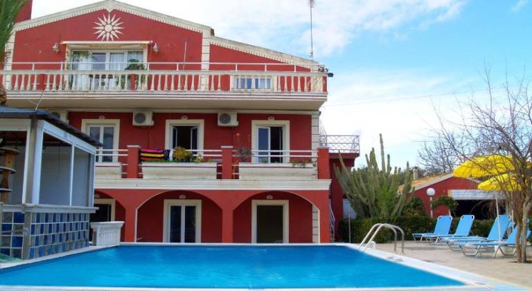 Apartment with yard, barbecue & hot tub | Dogs allowed — photo 3
