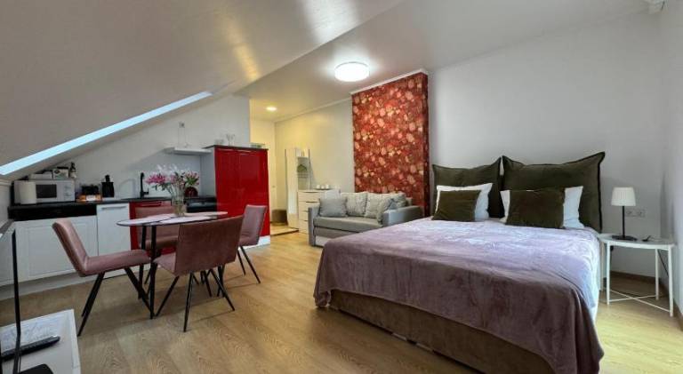 Charming rental apartment with grill, terrace & yard | Next to the beach | Suitable for remote work | Pet-friendly — photo 2