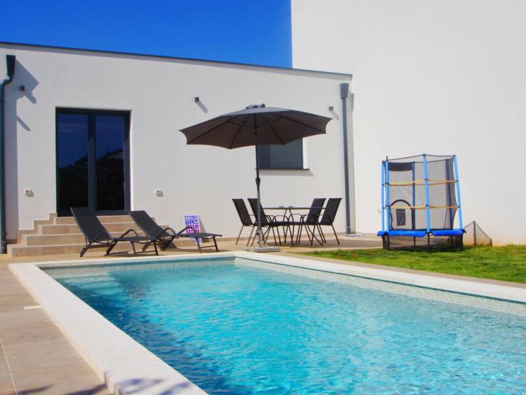 Beautiful house with BBQ, private pool & yard | Dogs allowed in Medulin