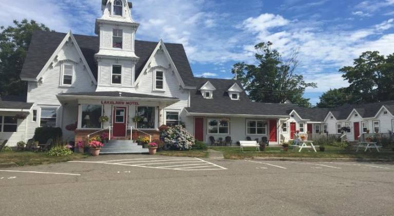 Lakelawn B&B and Motel in Yarmouth, NS