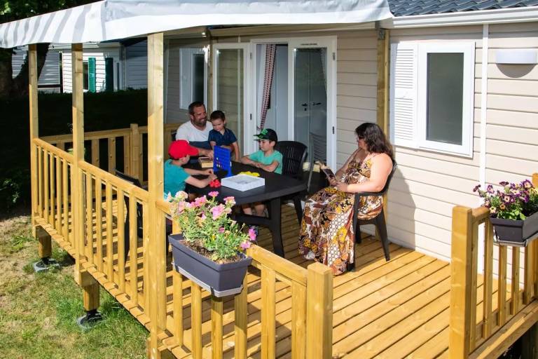 Mobile home with patio, garden & barbeque — photo 5