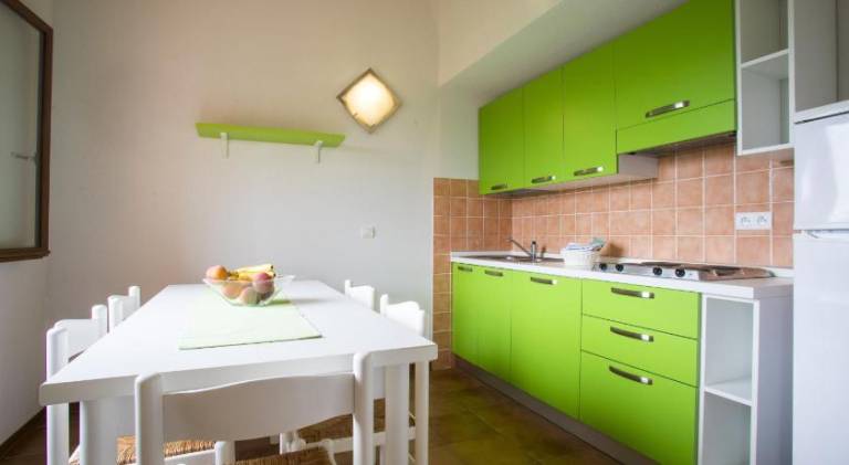 Serviced apartment with yard, barbecue & pool — photo 4