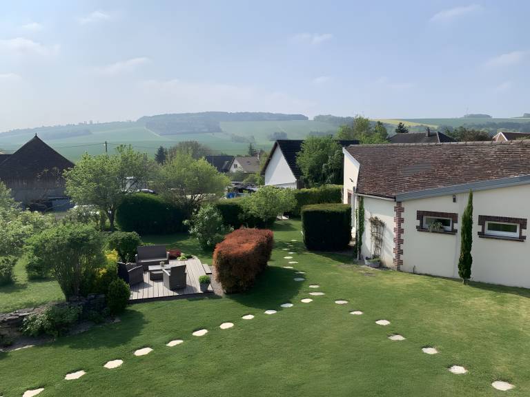 Vacation home with BBQ, patio & garden | Garden view in Troyes