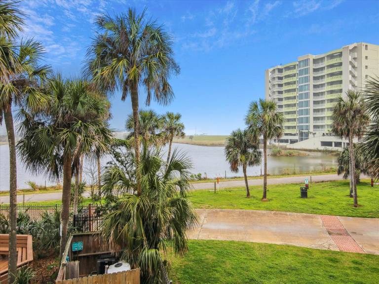Rental apartment with BBQ & patio | Beach nearby | Suitable for remote work | Pets are welcome in Galveston, TX