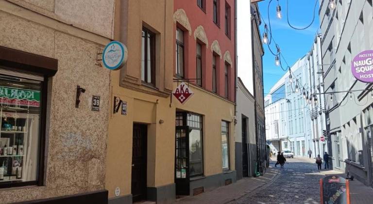 Elegant Old Town Toffee Bliss Apartment, SELF Check-In, Steps from Bus Station — photo 2