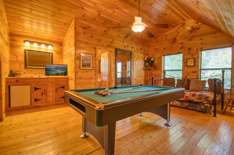 Secluded Pet Friendly Pool Table Arcade Hot Tub WiFi — photo 4