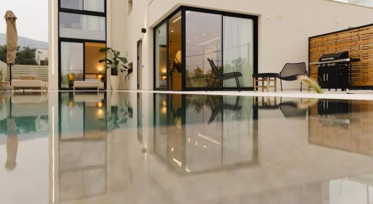 Villa with sauna, hot tub & yard in Loutraki-Agioi Theodoroi