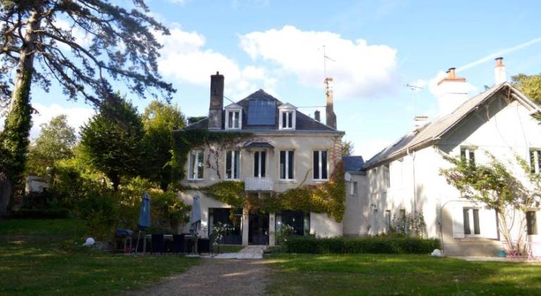 Maison lAmrique welcome you to one of their rooms Dogs are also welcomed in Olivet