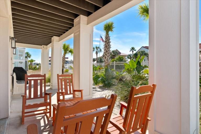 Fully equipped beautiful vacation home with grill, pool & hot tub | Close to the beach | Pets are welcome — photo 3
