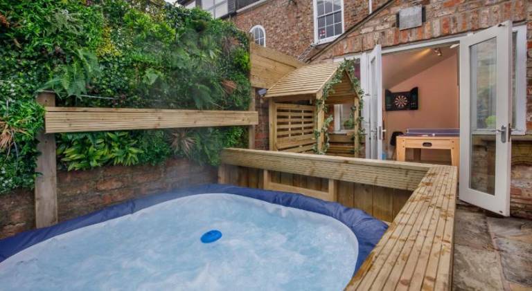 Pleasant vacation home with hot tub | Close to York Castle | Dogs allowed — photo 3