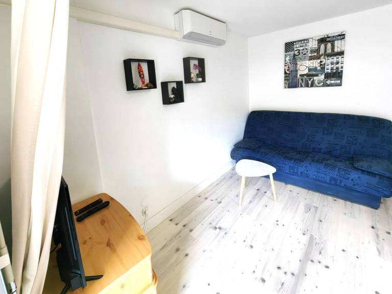 Apartment with pool — photo 4