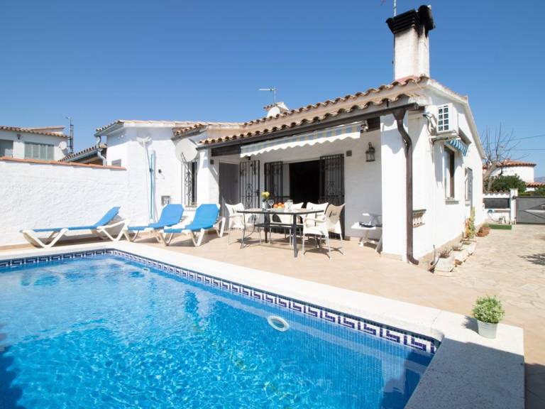 Child-friendly villa with patio, yard & private pool | Pet-friendly — photo 5