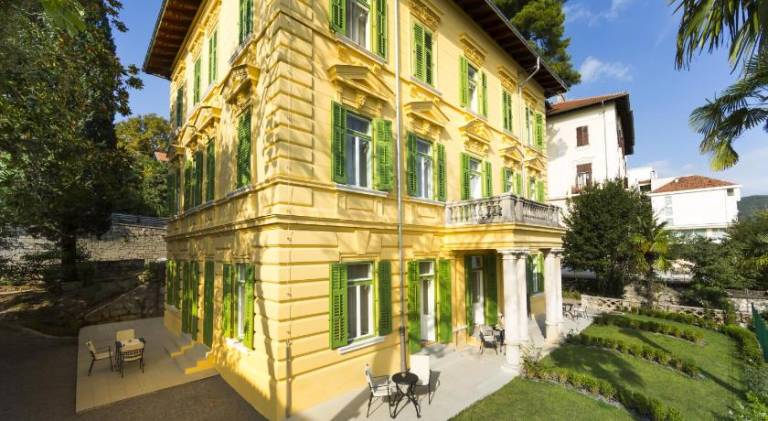 Charming apartment with patio, yard & private pool | Suitable for remote work | Pets are welcome in Lovran