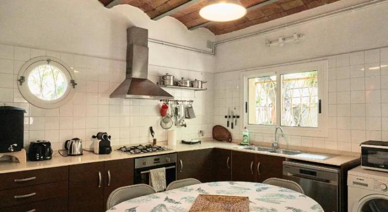 Fully equipped villa with jacuzzi, terrace & yard | Good for workation | Pets allowed — photo 4