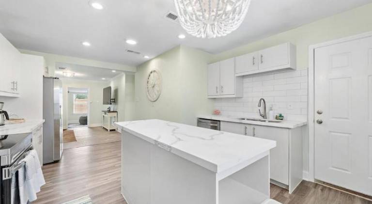 Fully equipped charming vacation home with barbeque, garden & private pool | Suitable for remote work | Pet-friendly — photo 4