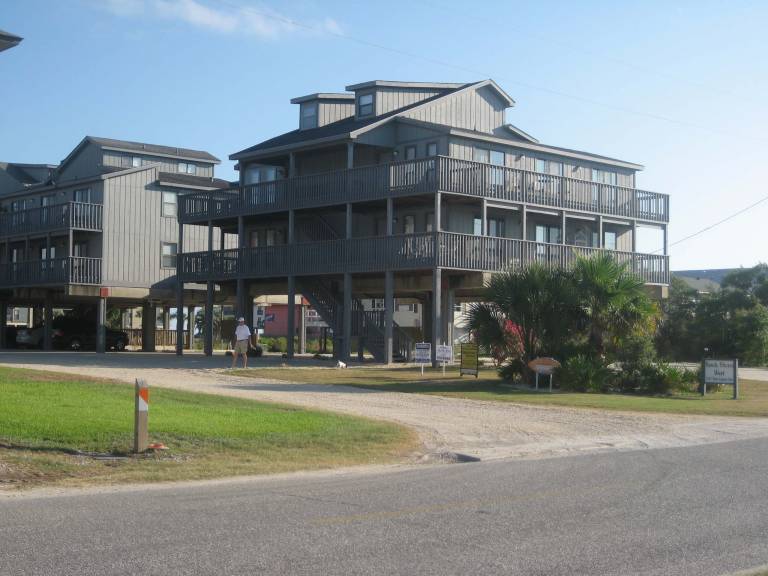 Condo with pool, BBQ & yard — photo 3