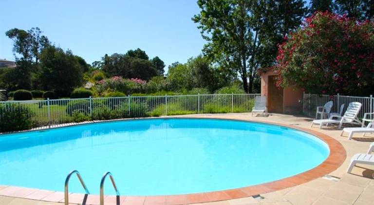 Serviced apartment with yard, barbecue & pool — photo 5