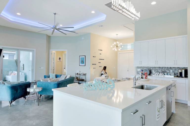 Children-friendly vacation home with BBQ & private pool | Water view | Pets are welcome — photo 3