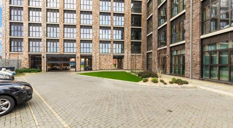 Beautiful Apartment in City Centre with Free Parking, Self-Check-In, Fast WiFi, Smart TV and Rooftop — photo 3