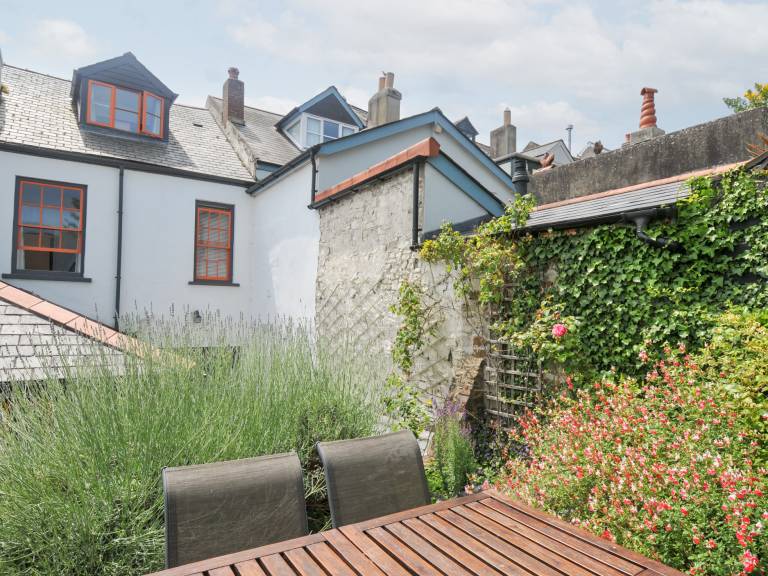 Cottage with BBQ & yard in Bideford