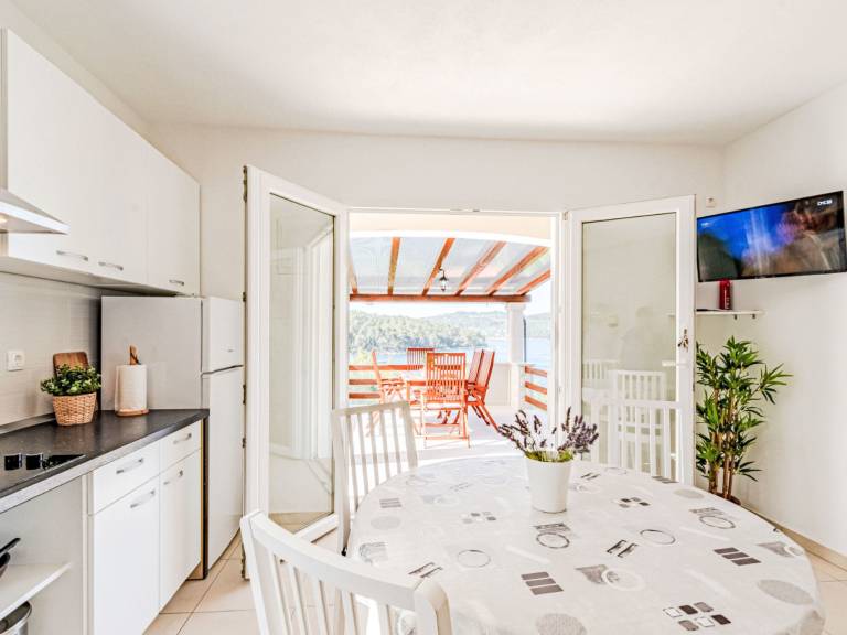Vacation home with patio, BBQ & yard | Sea view | Pets allowed — photo 5