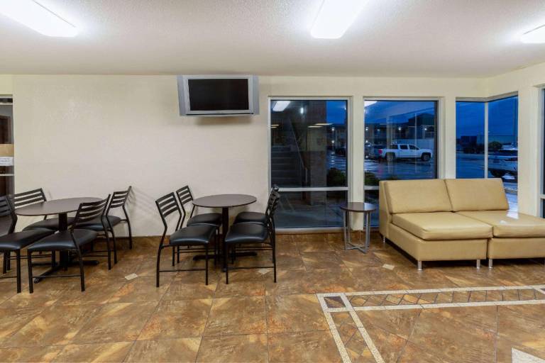 Super 8 by Wyndham Seguin — photo 4